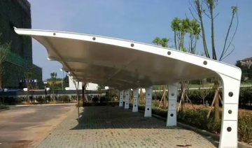 選擇膜結(jié)構(gòu)電動車停車棚廠家有哪些注意事項？
